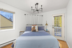 Private 2 bdrm, bath, kitchenette, living room & Walk to KGH, City Park & Beaches